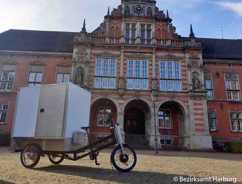 Cargobike vor Harburger Rathaus