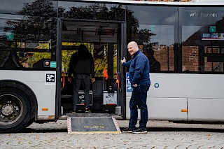 Transportroboter fährt in Linienbus