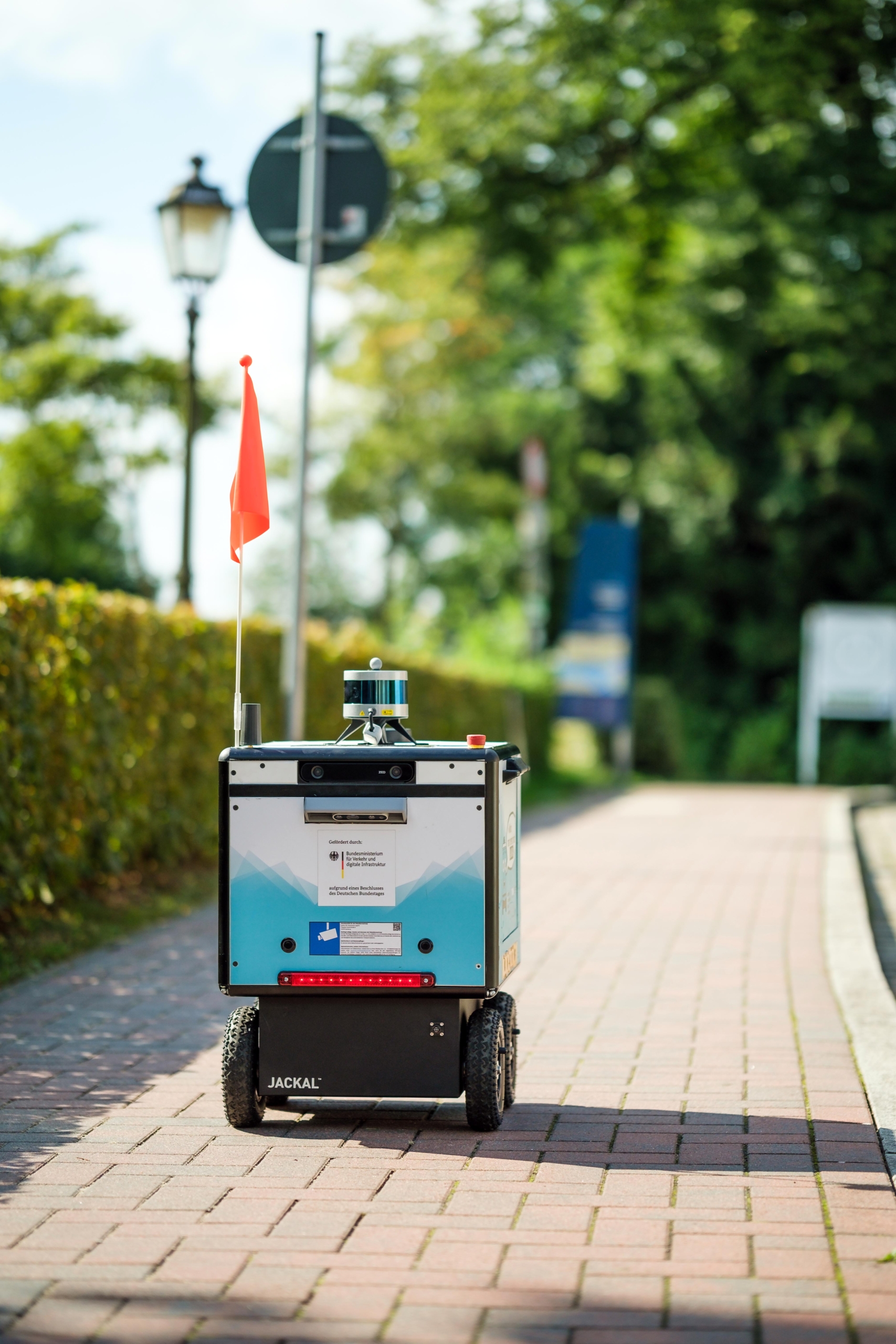  In July, our transport robot Laura, designed to autonomously navigate pedestrian pathways in Lauenburg/Elbe in conjunction with a control center adhering to the VDA5050 communication standard, successfully passed an inspection of its autonomous driving capabilities by TÜV NORD Mobilität. ✅