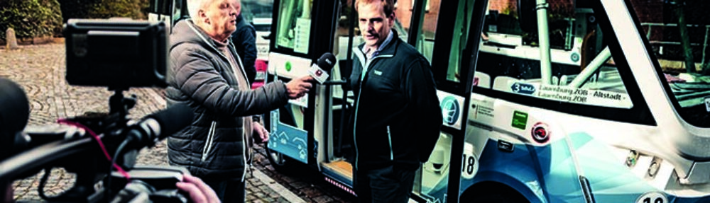 Foto: Interview vor dem Shuttle Bus. Quelle: TUHH, Alexander-Greif